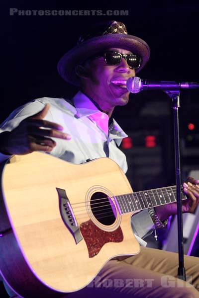 RAPHAEL SAADIQ - 2009-07-08 - PARIS - Studio SFR - 